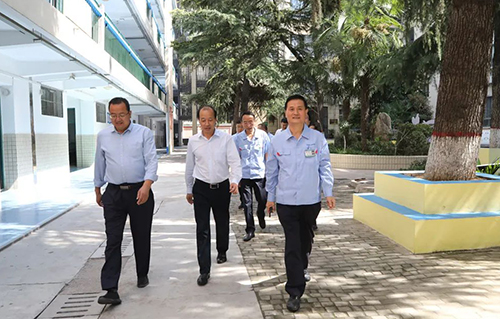 公司领导前往烽火中学、烽火幼儿园向一线教育工作者致以节日问候
